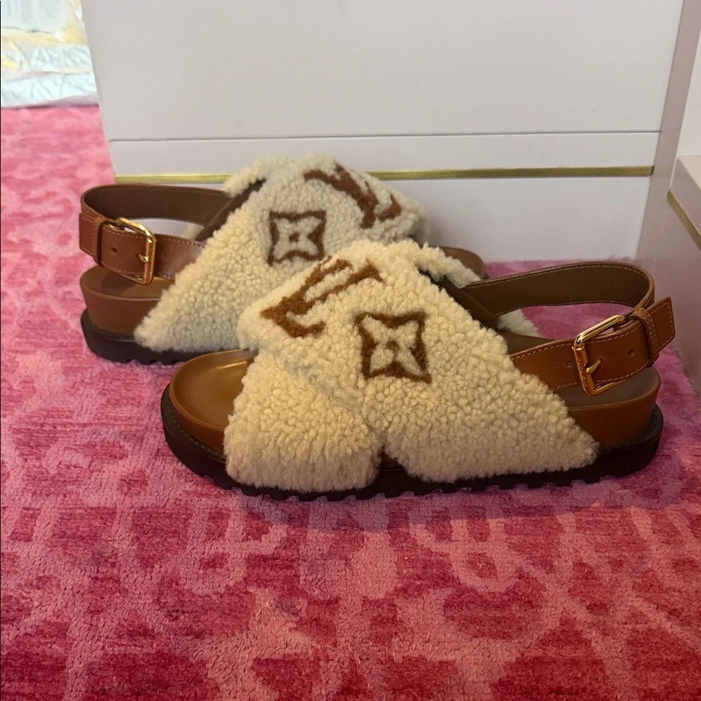 Louis Vuitton Paseo Shearling Sandals - Picture 4 of 6